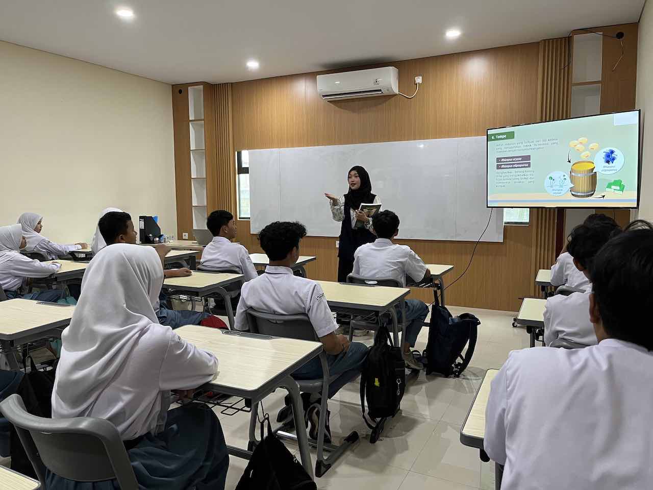 Foto Ananda Anonim